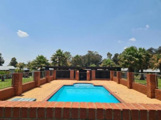 Snips Accommodation - Swimming pool