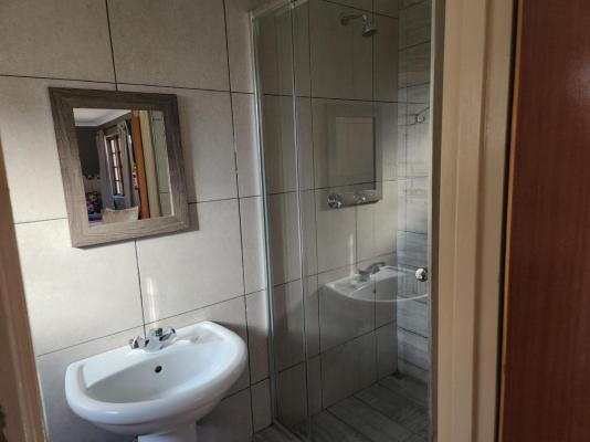 Room image 4