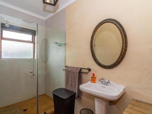 Kingsview Guest House - 268780