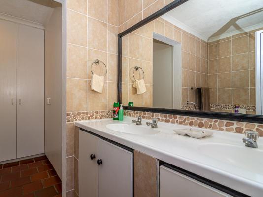 Kingsview Guest House - 268789