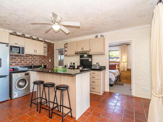 Kingsview Guest House - 268802