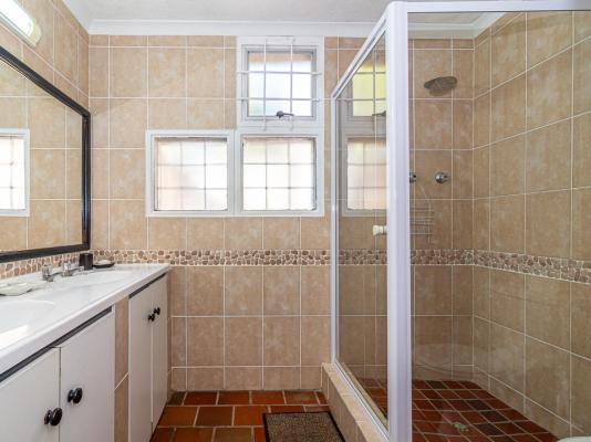 Kingsview Guest House - 268803