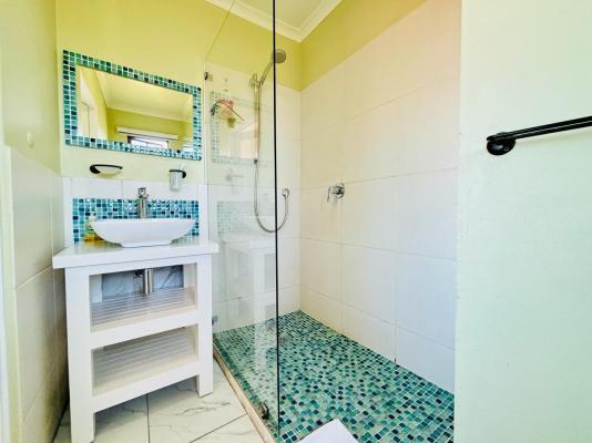 Room image 4