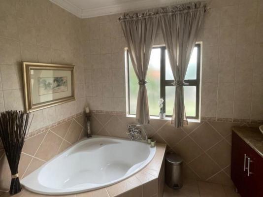 Room image 4