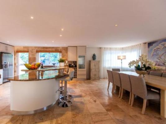 Villa on Slopes of Geneva Drive - Dining area