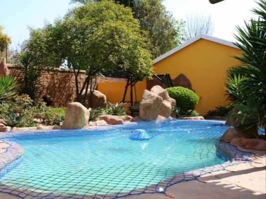 Flintstones Guest House Fourways - 270040
