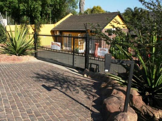 Flintstones Guest House Fourways - 270041