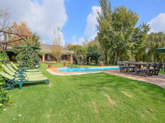 Airport Bird & Game Lodge - 270237