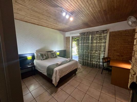 Airport Bird & Game Lodge - 270259