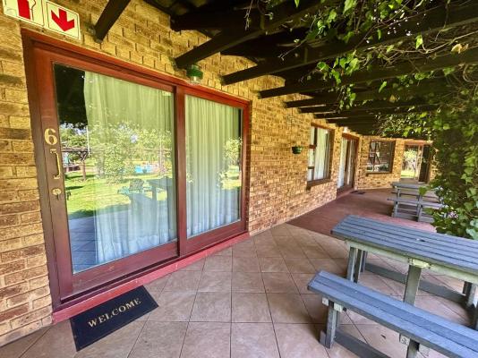 Airport Bird & Game Lodge - 270261