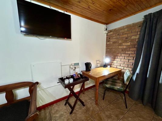 Airport Bird & Game Lodge - 270273