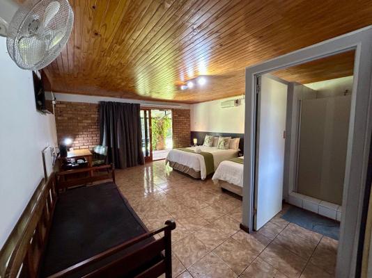 Airport Bird & Game Lodge - 270278
