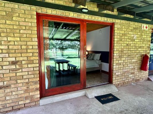 Airport Bird & Game Lodge - 270281