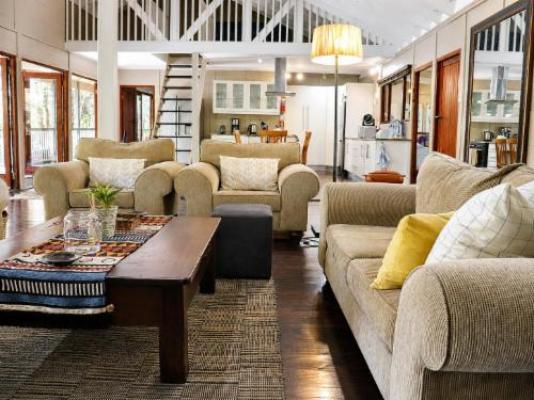 Ihlathi Lodge - Communal lounge/ TV room