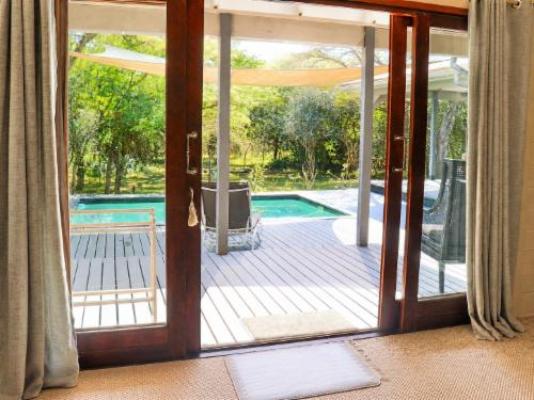 Ihlathi Lodge - Pool view