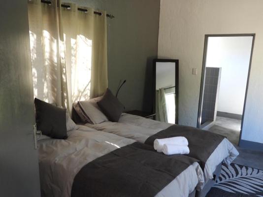 Room image 4