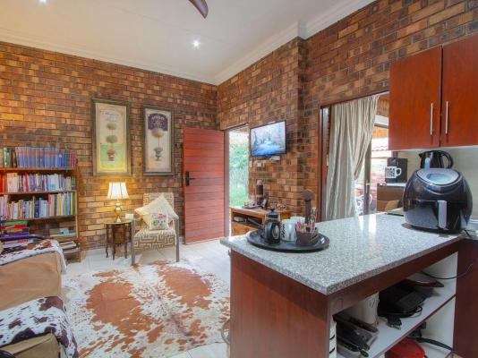 Room image 4