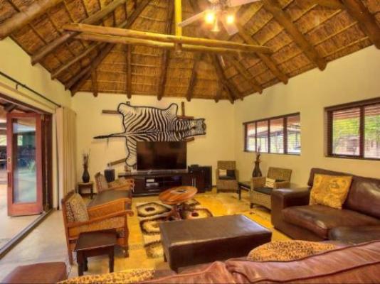 Tjailatyd Bush Lodge - Communal lounge/ TV room
