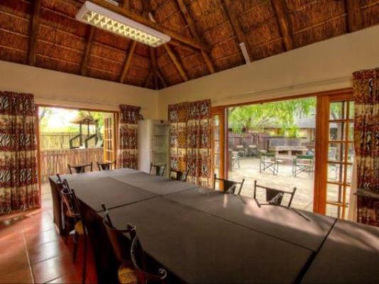 Tjailatyd Bush Lodge - Dining area