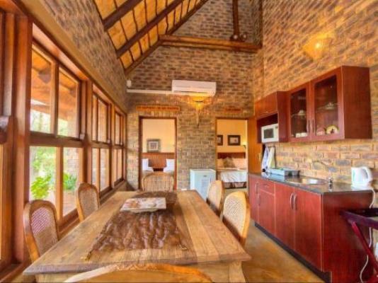 Tjailatyd Bush Lodge - Dining area
