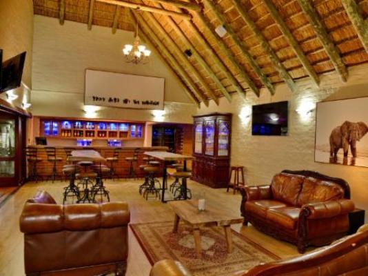 Lion's Den Game Lodge - Lounge or bar