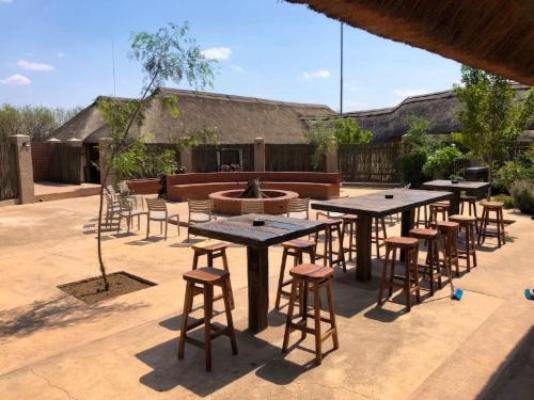 Lion's Den Game Lodge - Dining area