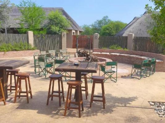 Lion's Den Game Lodge - Dining area