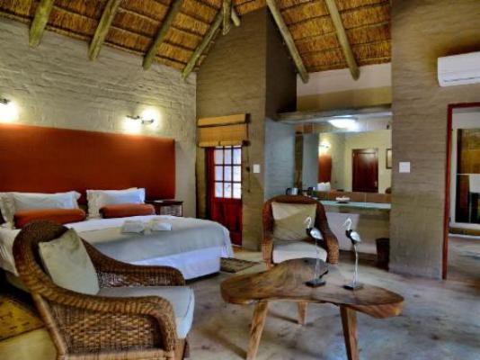 Lion's Den Game Lodge - Photo of the whole room