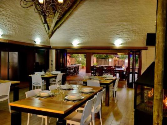 Lion's Den Game Lodge - Dining area