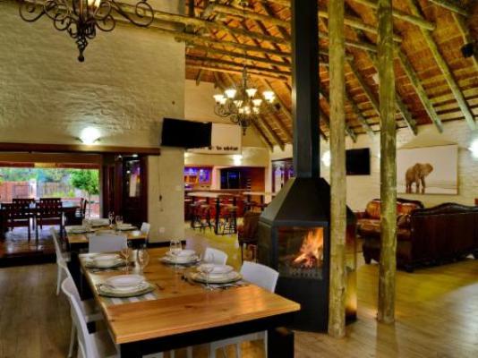 Lion's Den Game Lodge - Dining area