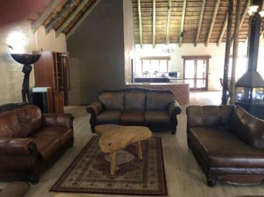 Lion's Den Game Lodge - Communal lounge/ TV room