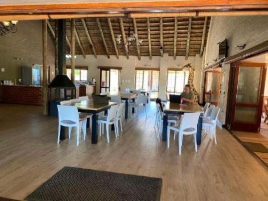 Lion's Den Game Lodge - Dining area