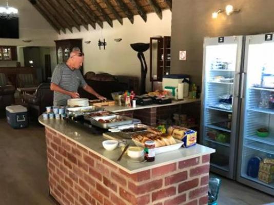 Lion's Den Game Lodge - Breakfast area