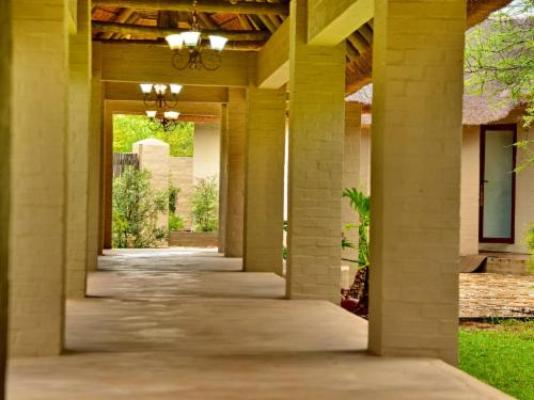 Lion's Den Game Lodge - Facade or entrance