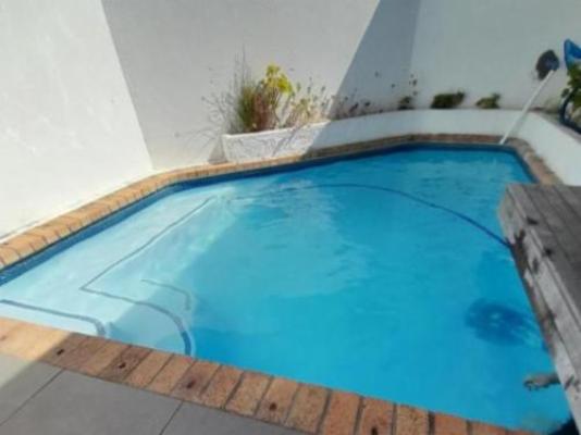 20 Belladonna Avenue - Swimming pool