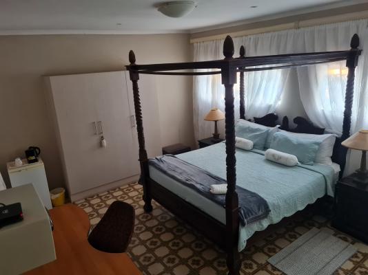 ROOM 9 - HONEYMOON SUITE