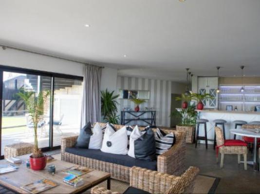 Oyster Box Guesthouse - Lounge or bar