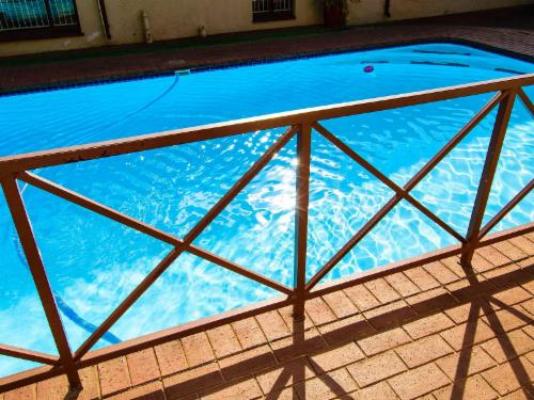 Rietondale Lodge - Swimming pool