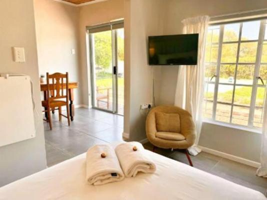 Vrede Villa - Pool view