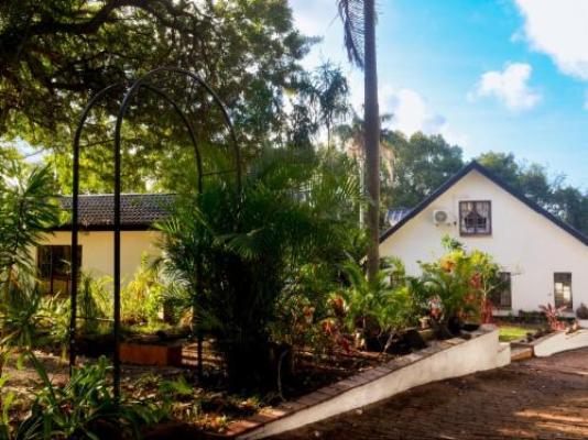 The Meadow Manor - Garden