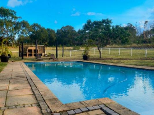 The Meadow Manor - Swimming pool