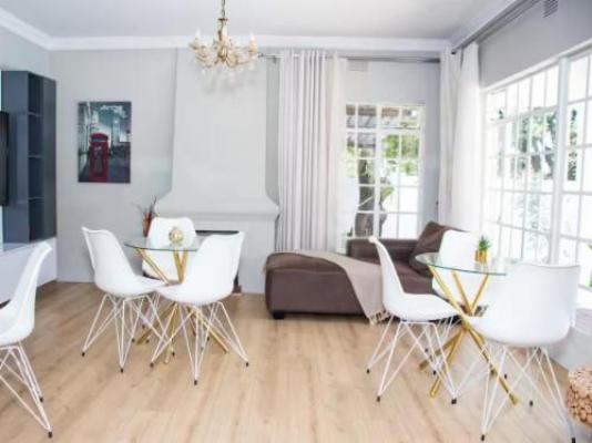 118 on Bayley and Bayley Boutique Guesthouse - Dining area