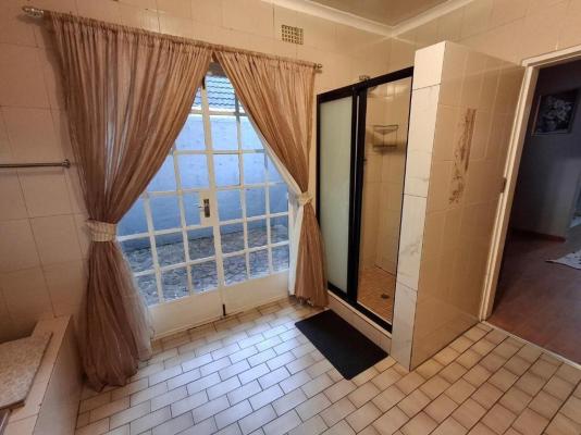 Room image 4