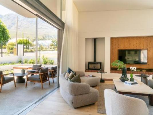 6 on Heide - Living Room