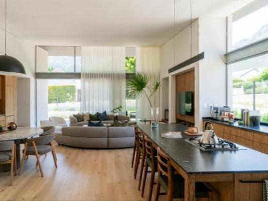 6 on Heide - Living Room