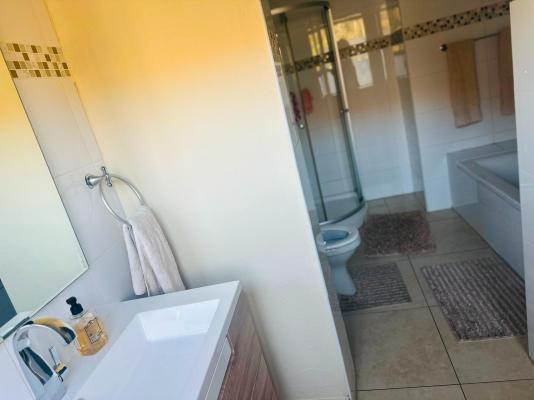 Room image 4