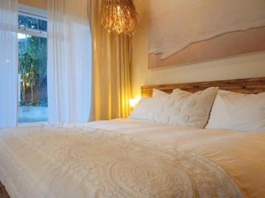 CocoMo Boutique Coastal Garden Studio - Bed