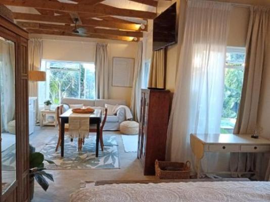 CocoMo Boutique Coastal Garden Studio - Dining area