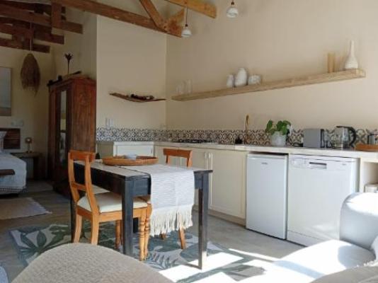 CocoMo Boutique Coastal Garden Studio - Dining area