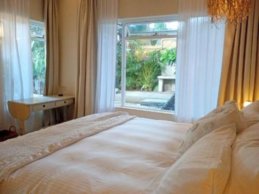 CocoMo Boutique Coastal Garden Studio - Photo of the whole room